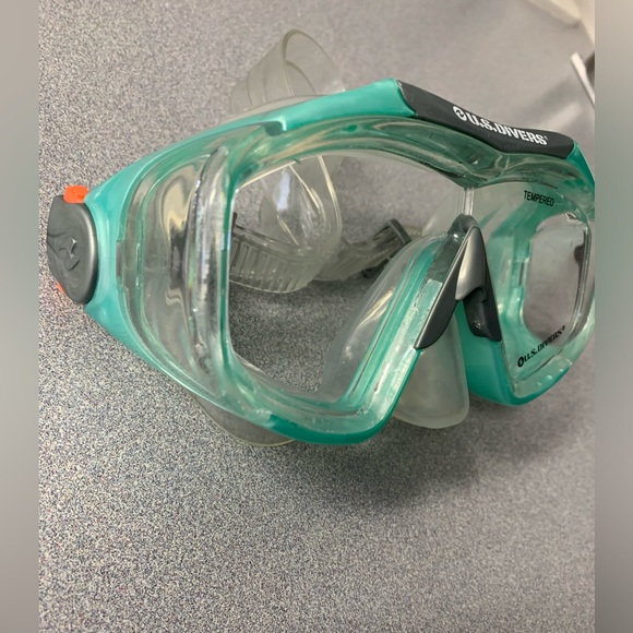 U.S. Divers tempered diving mask. 4 window view - Picture 3 of 5